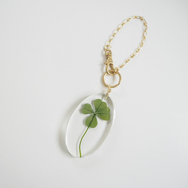 4つ葉のクローバーのバックチャーム