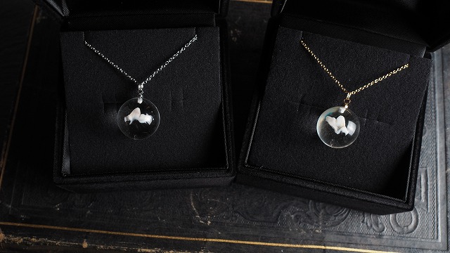 犬の乳歯を封入した球体レジンネックレスの完成作品