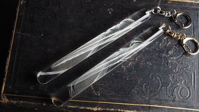 セキセイインコの羽根を封入したメモリアルレジンキーホルダーの完成作品