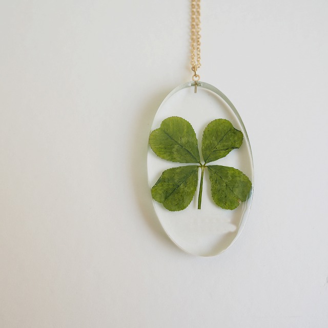4つ葉のクローバーのレジンネックレス