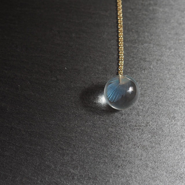 愛鳥の羽根のレジンネックレス