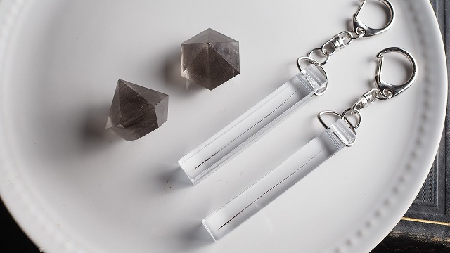 愛猫の毛を透明レジンに封入したダイヤ型のメモリアルオブジェとキーホルダー