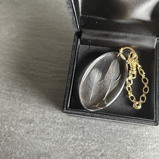 シルバー文鳥の羽根を封入したレジンバッグチャーム