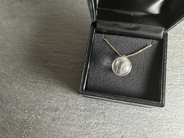 シルバー文鳥の羽根を封入した球体レジンネックレス