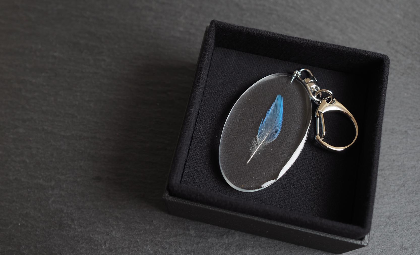 青い鳥の羽根を封入したメモリアルレジンキーホルダー