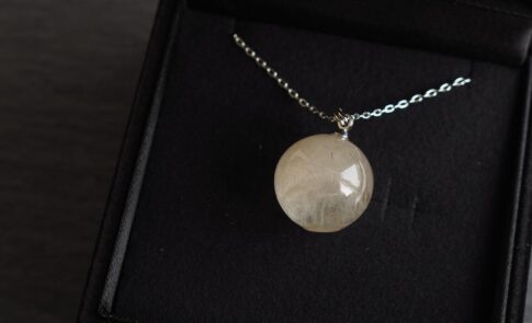 ハムスターの毛を封入したレジン球体ネックレスの完成作品