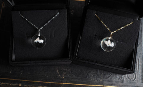 犬の乳歯を封入した球体レジンネックレスの完成作品