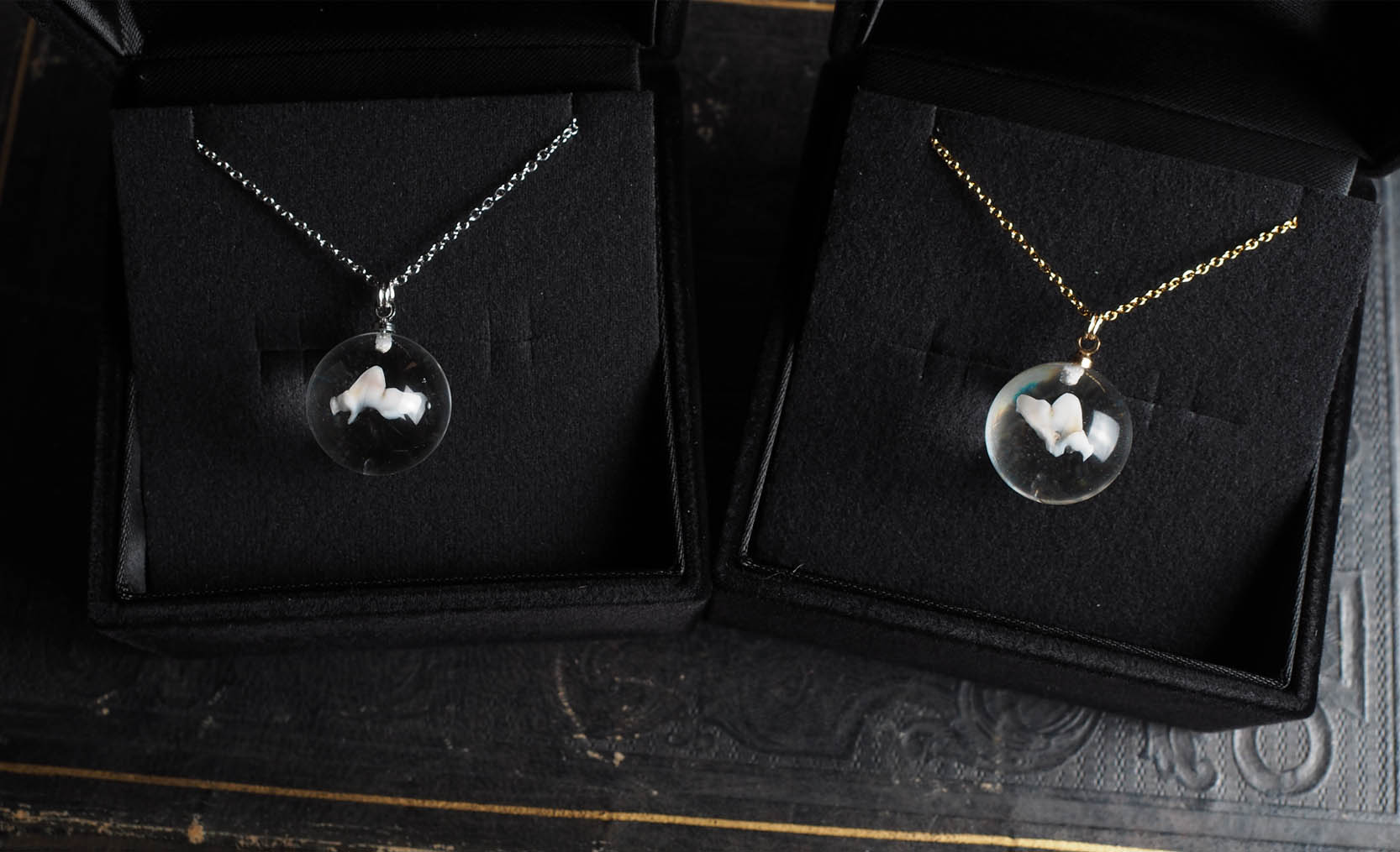 犬の乳歯を封入した球体レジンネックレスの完成作品