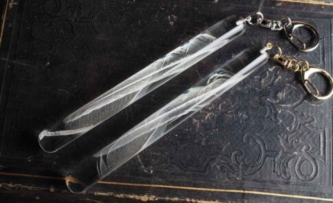 セキセイインコの遺羽のメモリアルレジンキーホルダー