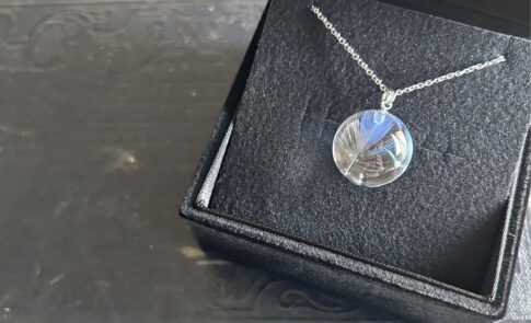 セキセイインコの羽根を封入したメモリアルレジンネックレスの完成作品