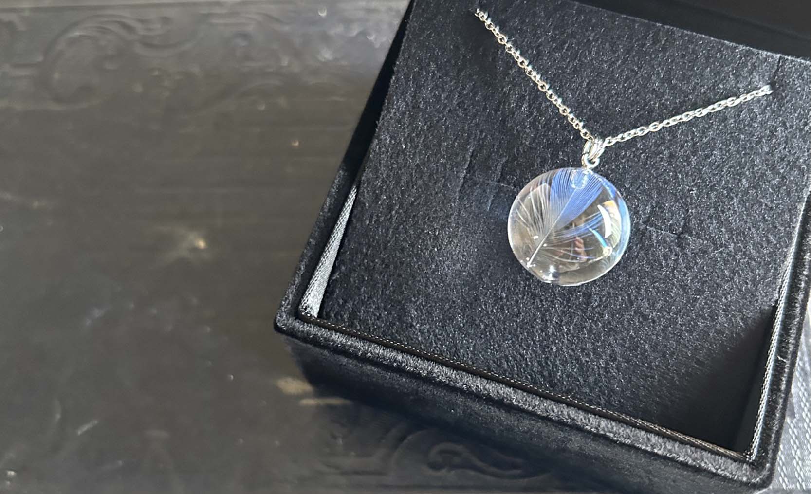 セキセイインコの羽根を封入したメモリアルレジンネックレスの完成作品