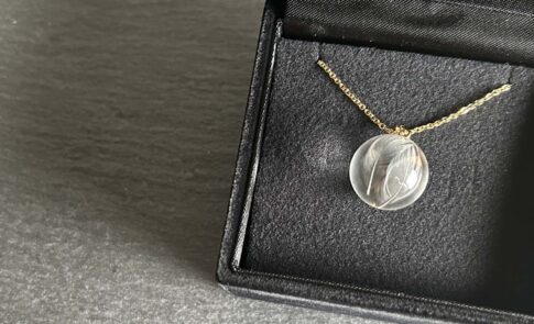 シルバー文鳥の羽根を封入した球体レジンネックレス