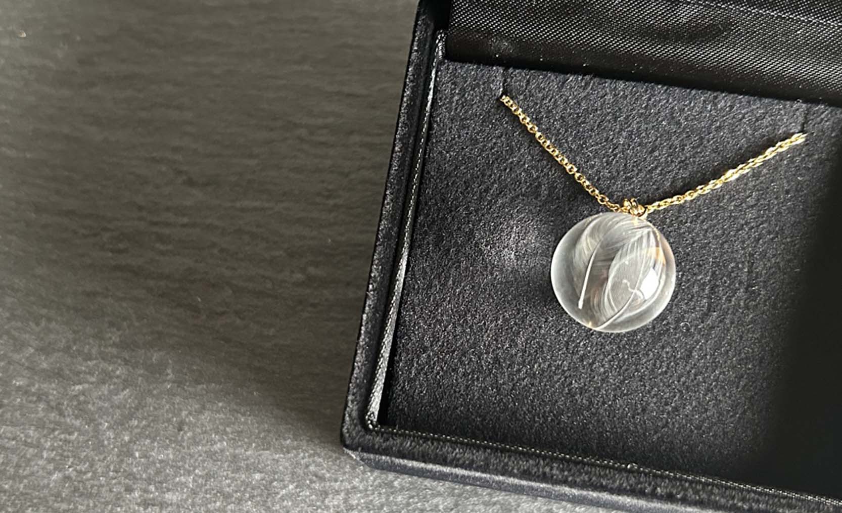 シルバー文鳥の羽根を封入した球体レジンネックレス