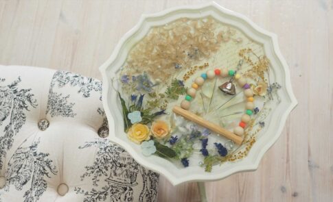 インコの羽根とブランコ、ドライフラワーをレジン封入したメモリアルテーブル