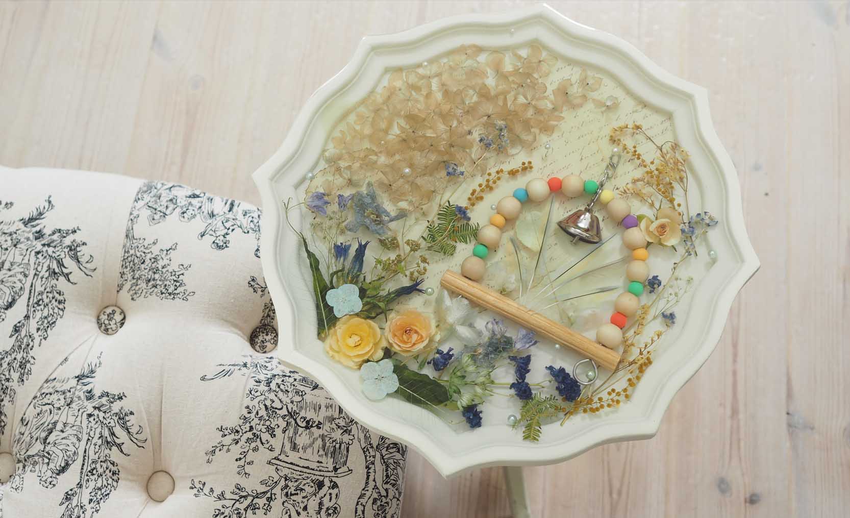 インコの羽根とブランコ、ドライフラワーをレジン封入したメモリアルテーブル