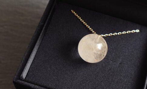 うさぎの毛を封入して制作した球体レジンのメモリアルネックレス