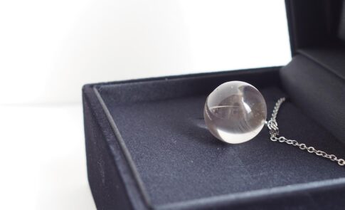 体ネックレス 愛鳥の羽根をレジン球体に封入したメモリアルネックレス