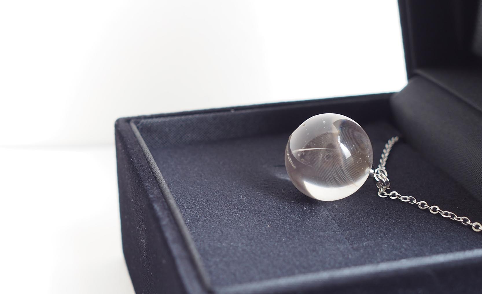 体ネックレス 愛鳥の羽根をレジン球体に封入したメモリアルネックレス