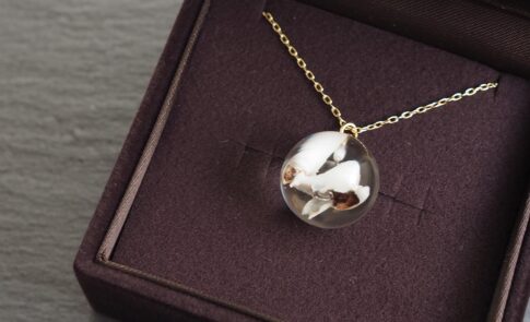 愛犬の乳歯を封入したレジン球体ネックレス
