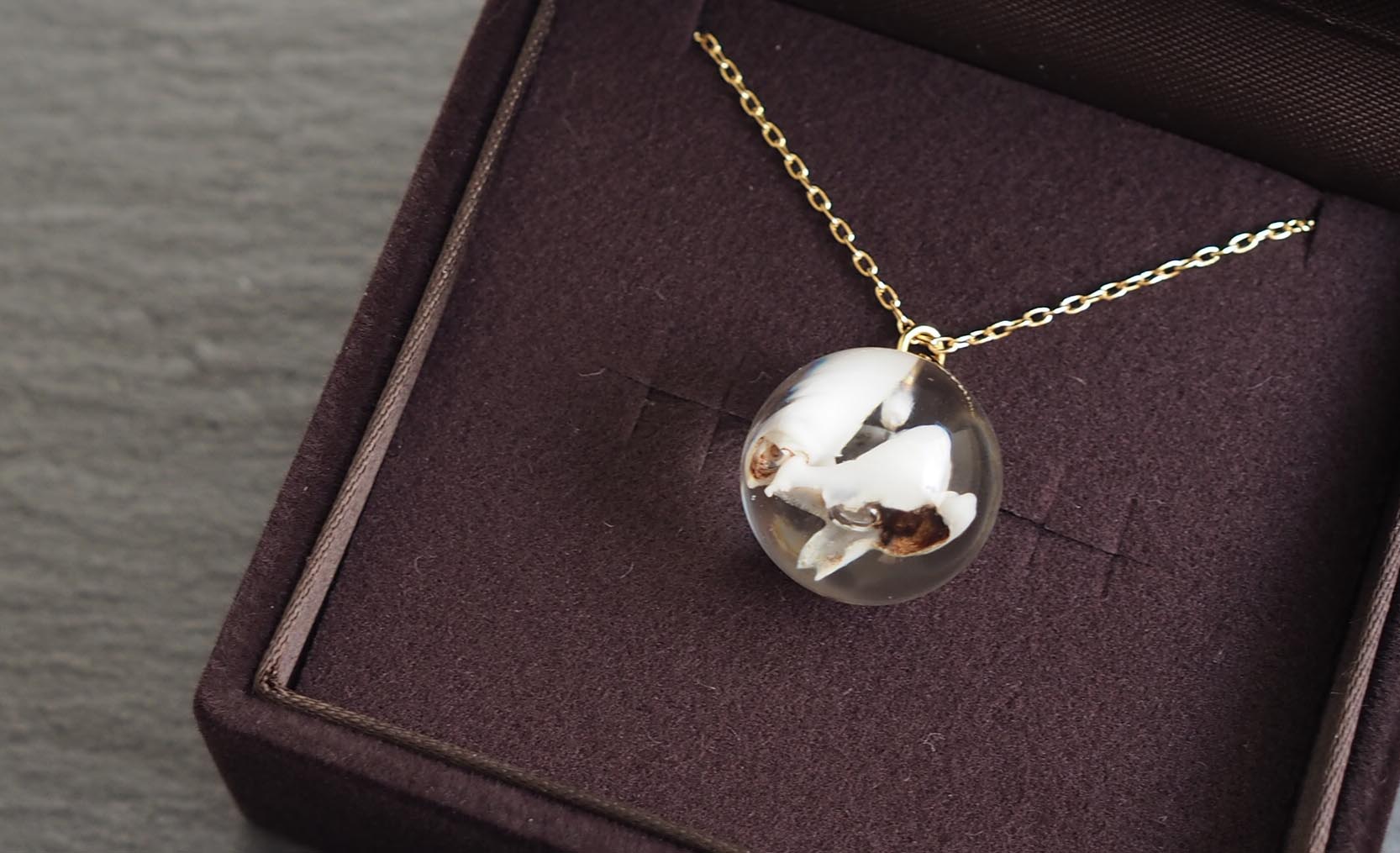 愛犬の乳歯を封入したレジン球体ネックレス