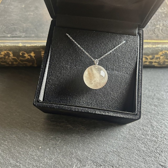 ハムスターの毛を封入した透明レジンの球体ネックレス。毛がふんわりと広がり美しく保存されたメモリアルアクセサリー。