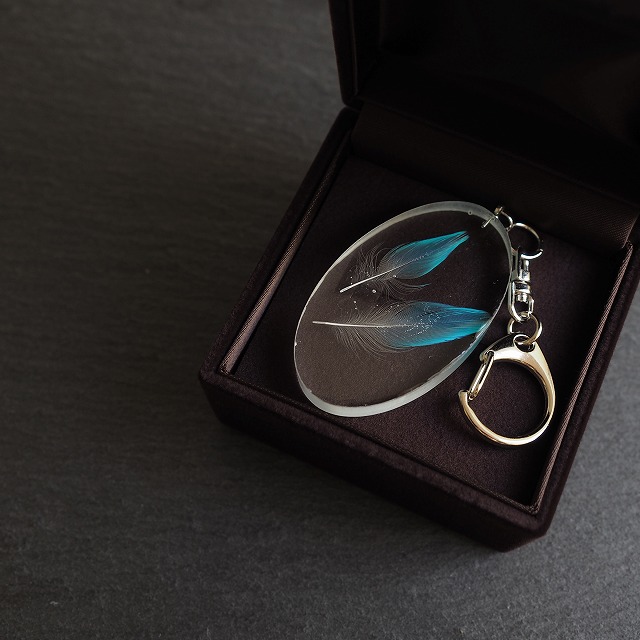 ブルーの鳥の羽根のレジンキーホルダー